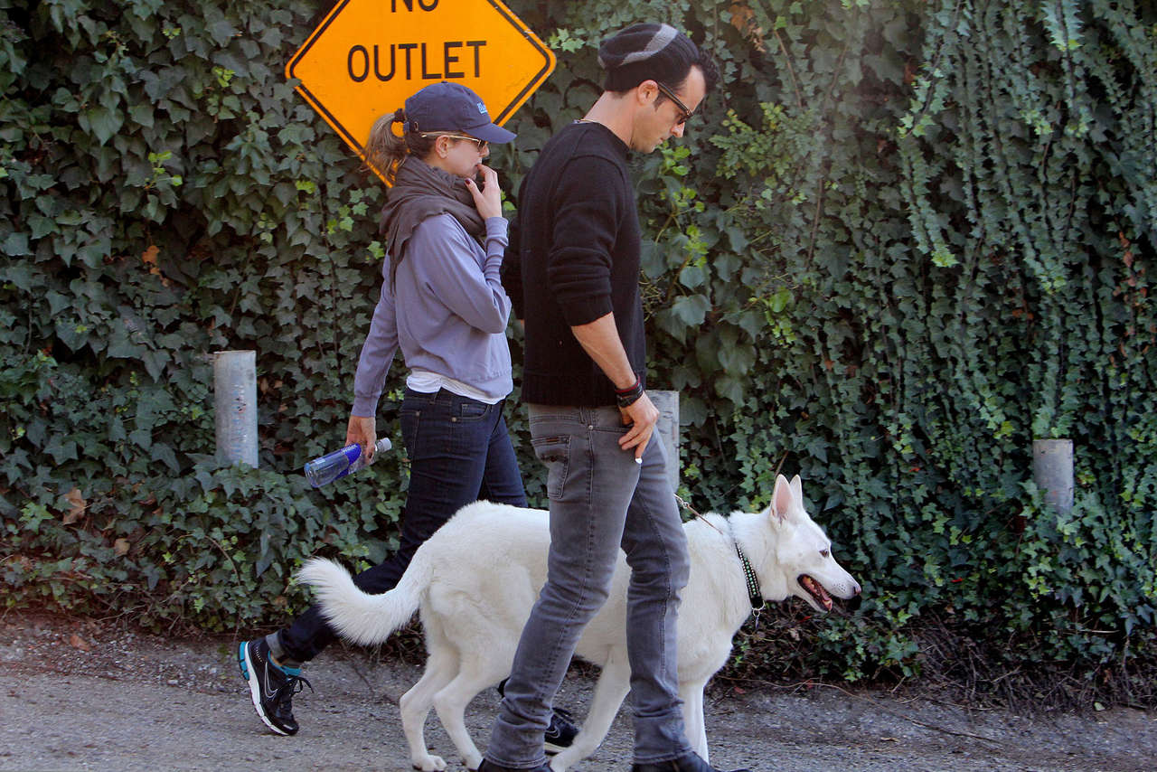 Jennifer Aniston Take Walk Beverly Hills