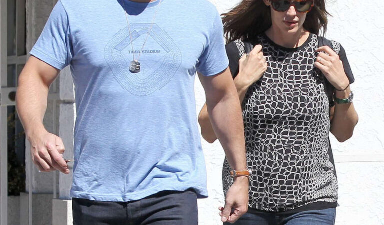 Jennifer Garner Ben Affleck Arrives Brentwood Country Mart (17 photos)