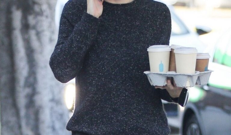 Jennifer Garner Carries Few Cups Coffee Brentwood (7 photos)