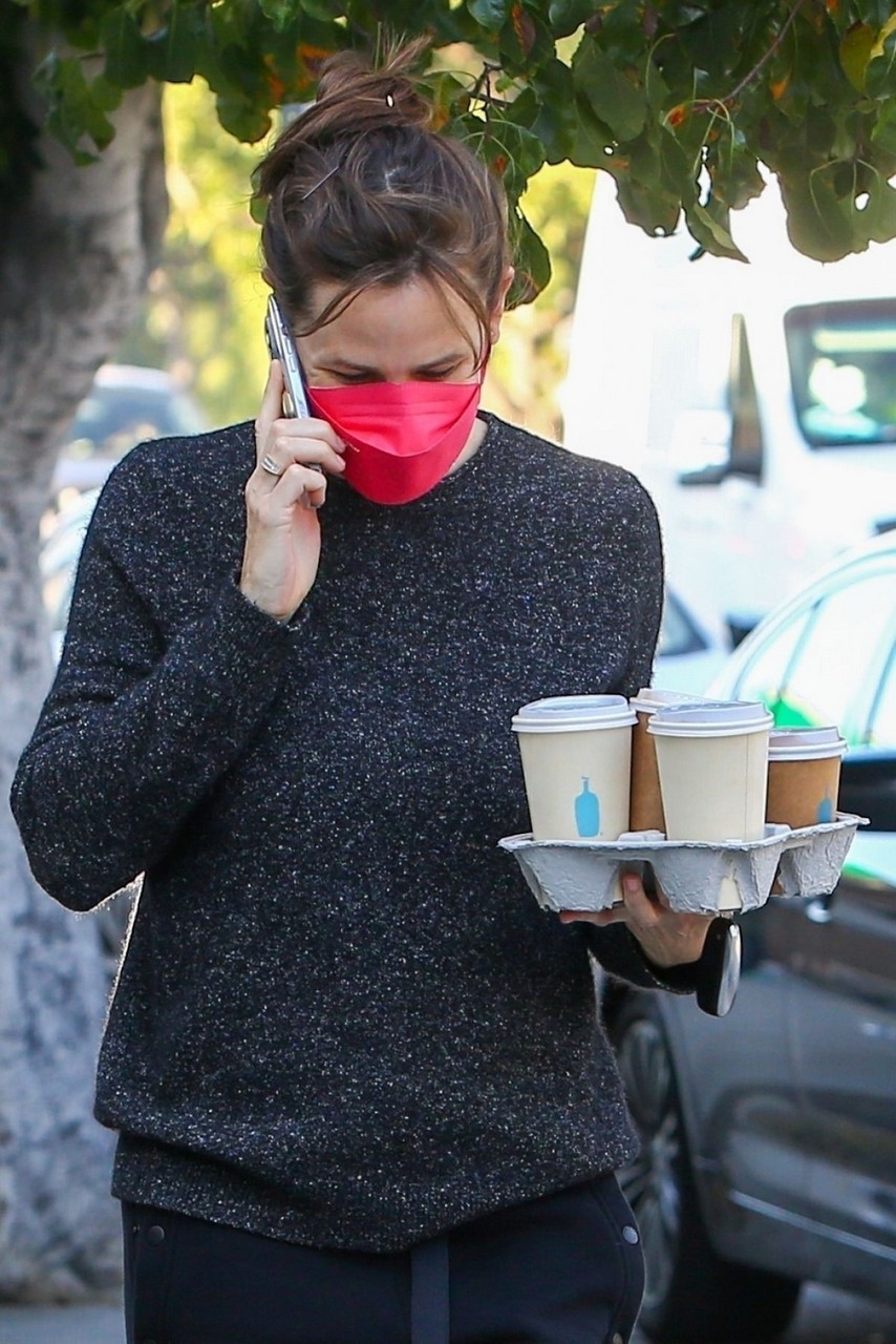 Jennifer Garner Carries Few Cups Coffee Brentwood