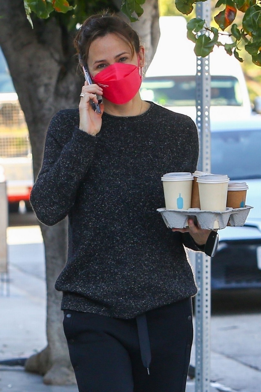 Jennifer Garner Carries Few Cups Coffee Brentwood