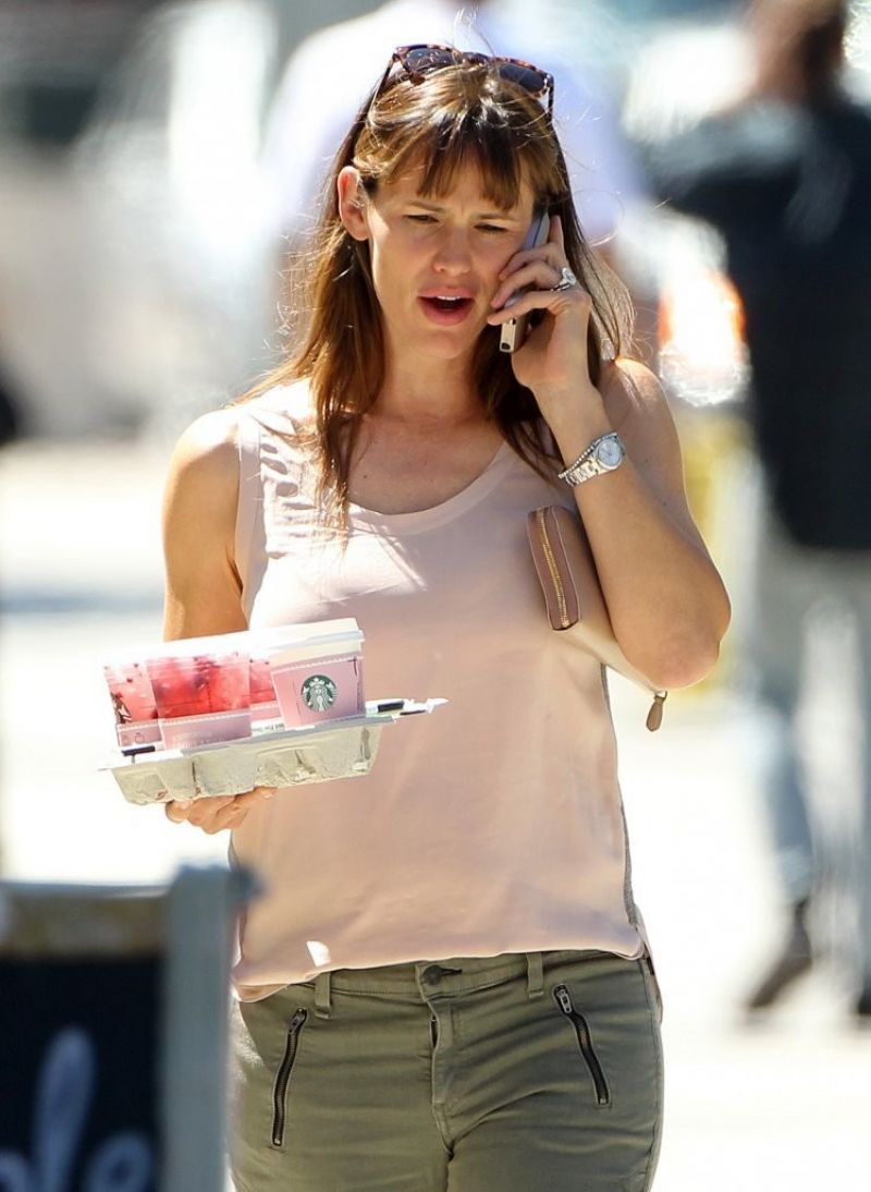 Jennifer Garner Leaves Coffee Bean Los Angeles