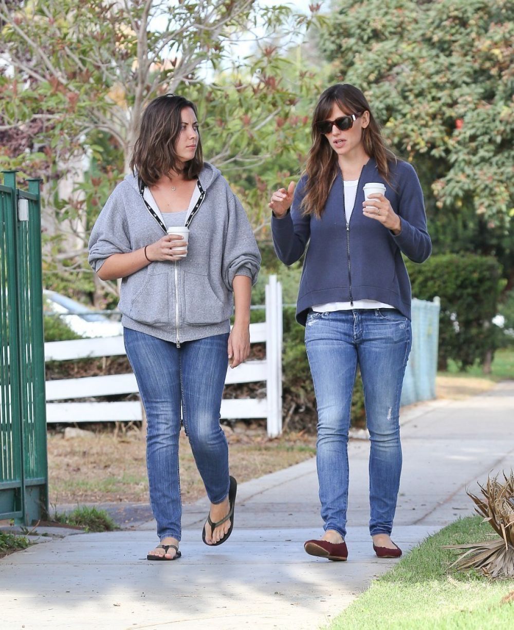 Jennifer Garner Out About Los Angeles