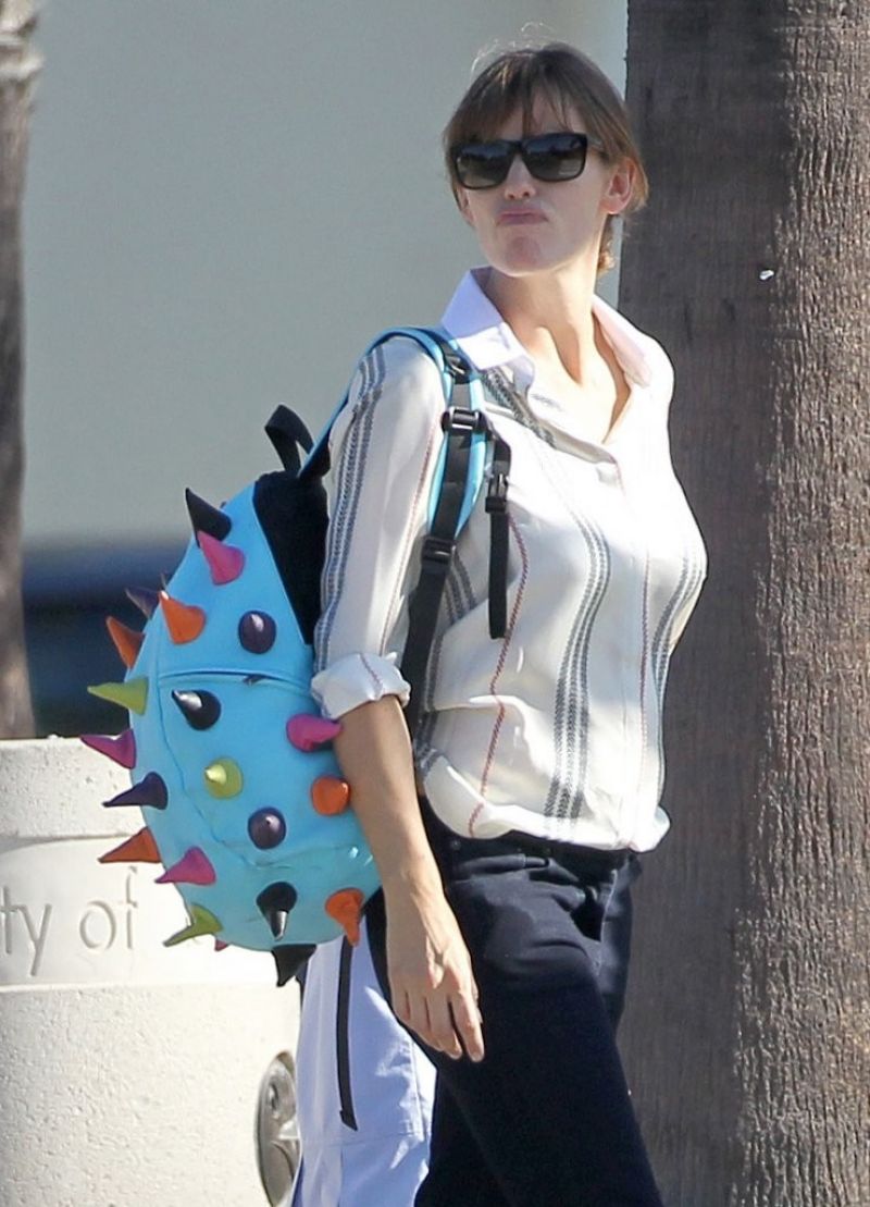 Jennifer Garner Out About Santa Monica