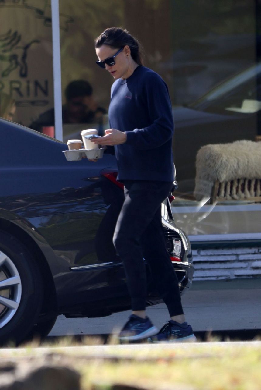 Jennifer Garner Out For Coffees Brentwood