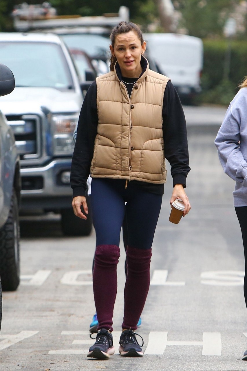Jennifer Garner Out For Morning Walk Brentwood