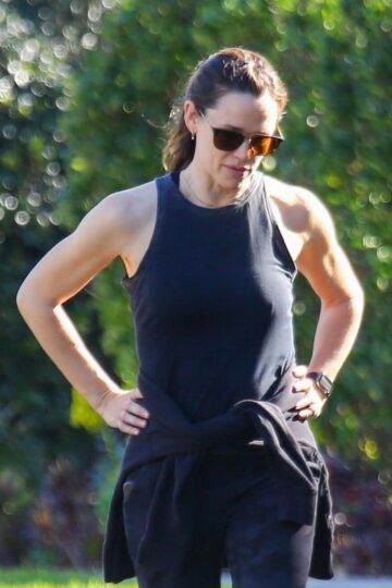 Jennifer Garner Out On Morning Walk Pacific Palisades