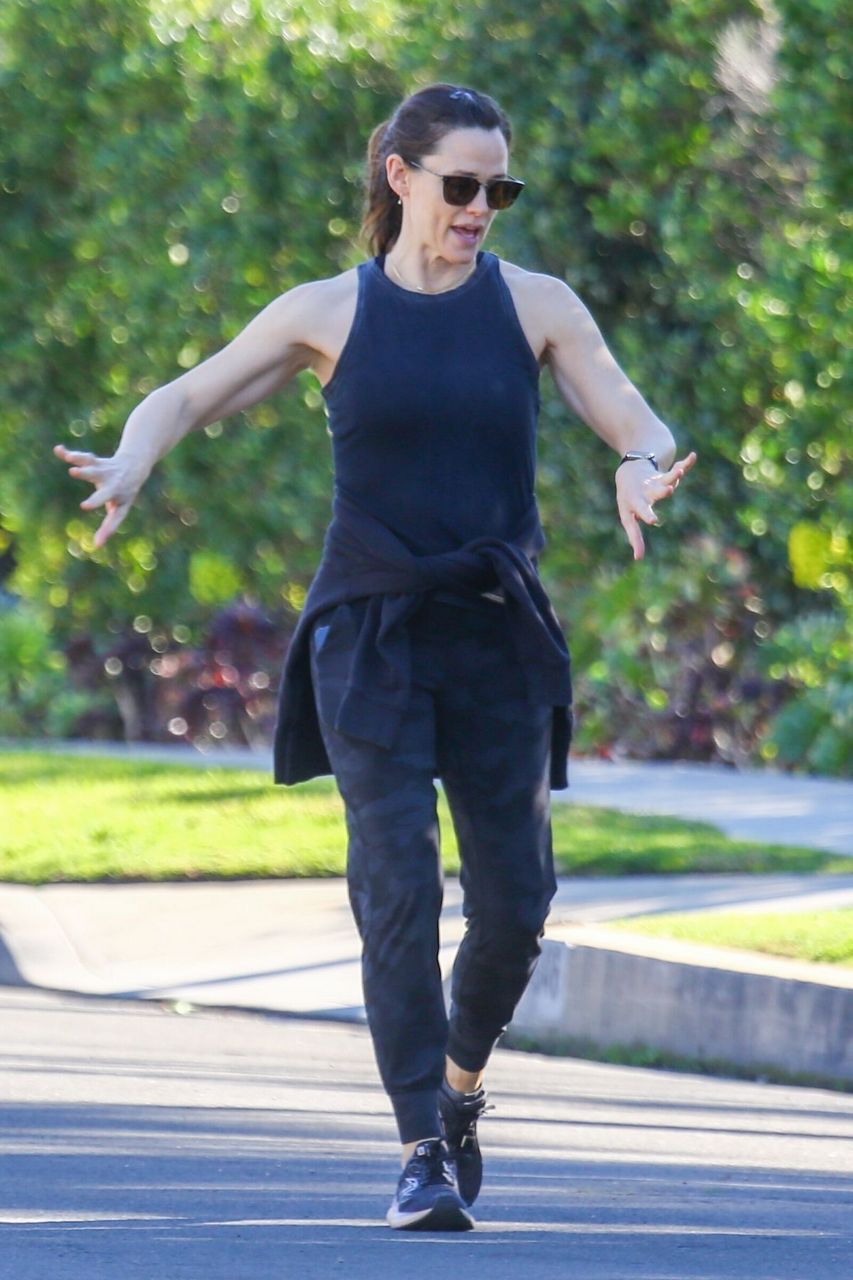 Jennifer Garner Out On Morning Walk Pacific Palisades