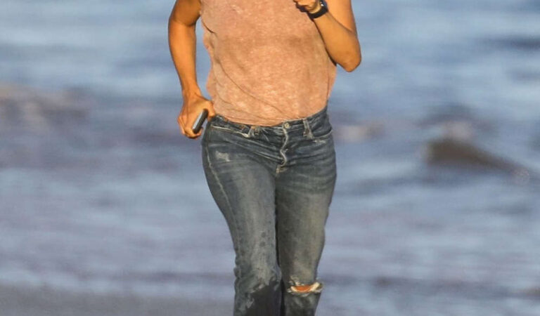 Jennifer Garner Out Walking Beach Malbiu (16 photos)