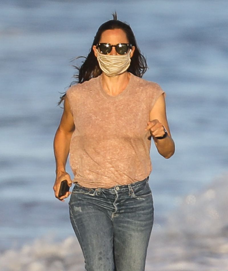 Jennifer Garner Out Walking Beach Malbiu