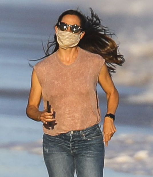 Jennifer Garner Out Walking Beach Malbiu