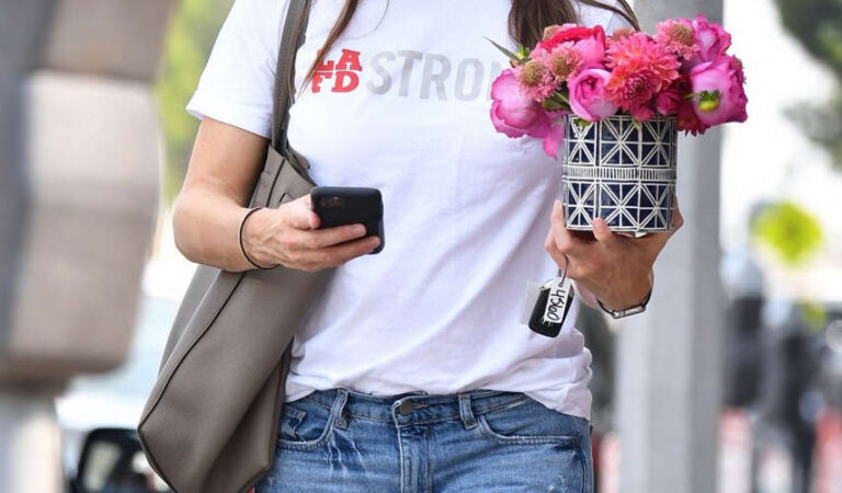 Jennifer Garner Out With Bouquet Of Flowers Brentwood (13 photos)