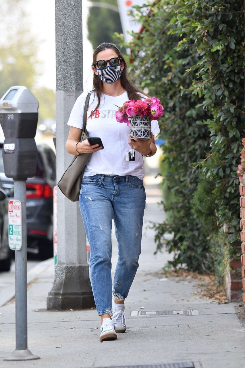 Jennifer Garner Out With Bouquet Of Flowers Brentwood