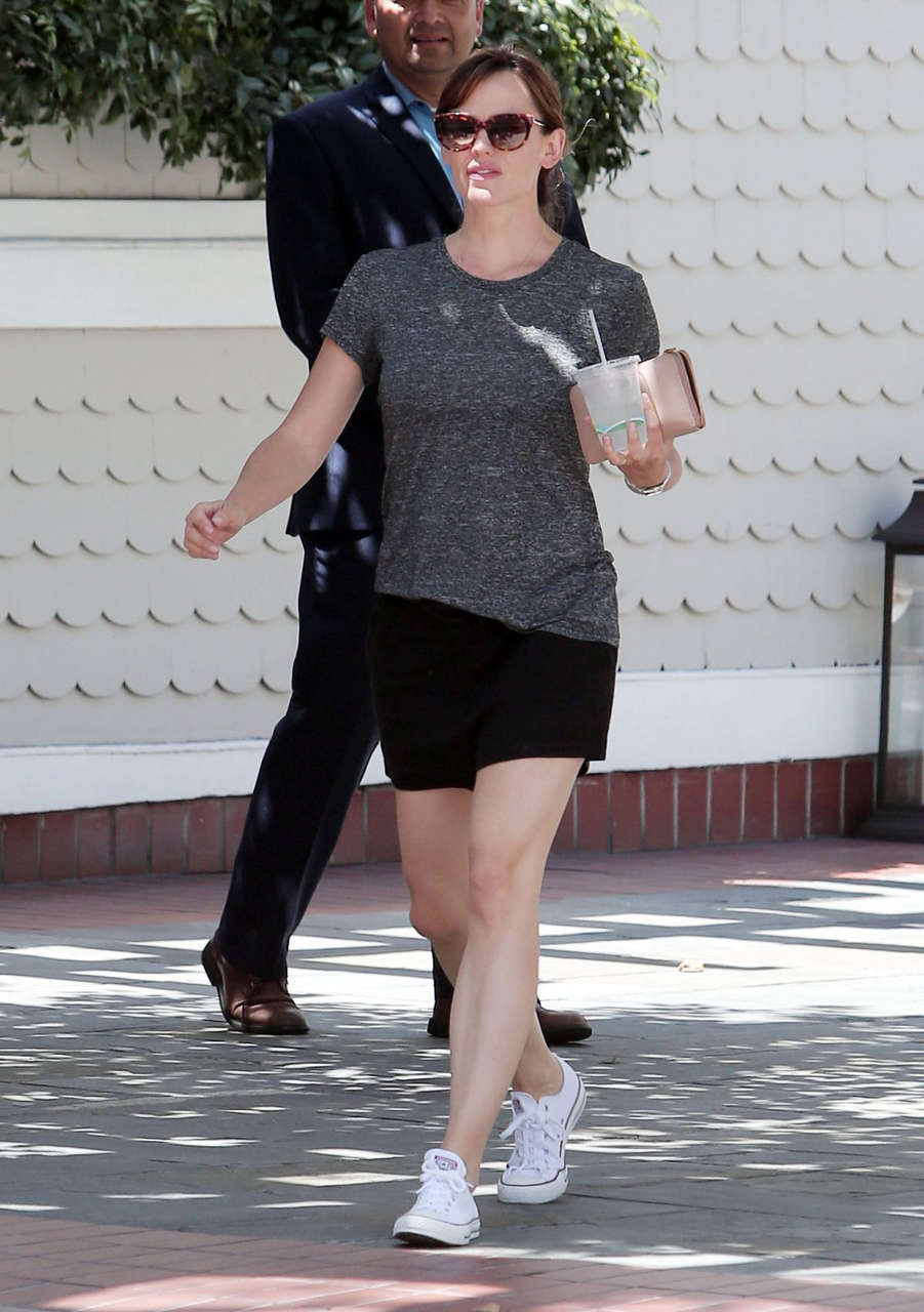 Jennifer Garner Shorts Out About Santa Monica