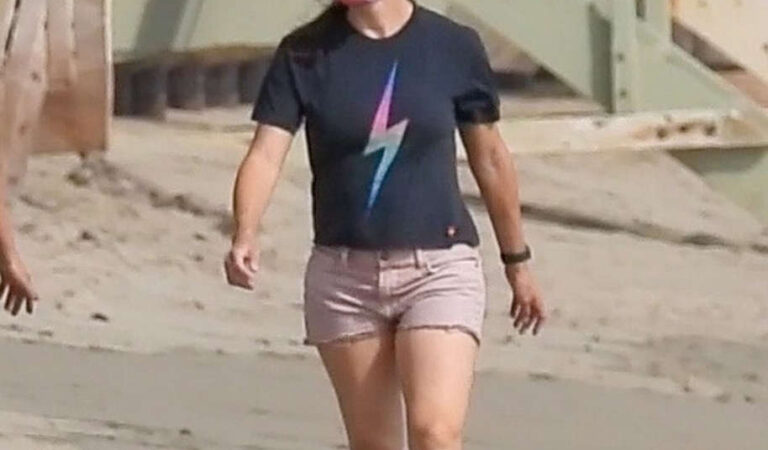 Jennifer Garner Shorts Out Beach Malibu (7 photos)