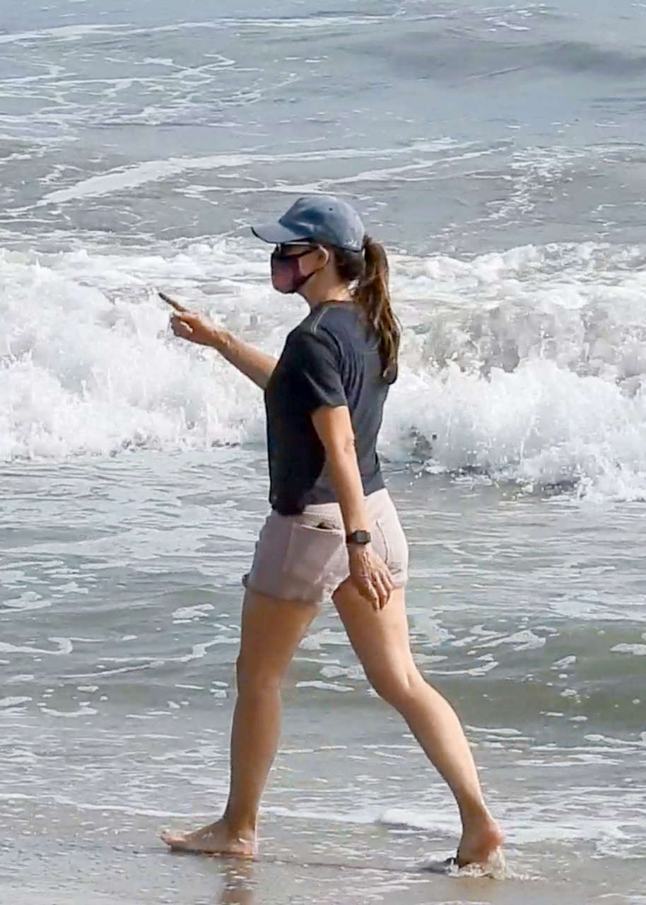 Jennifer Garner Shorts Out Beach Malibu