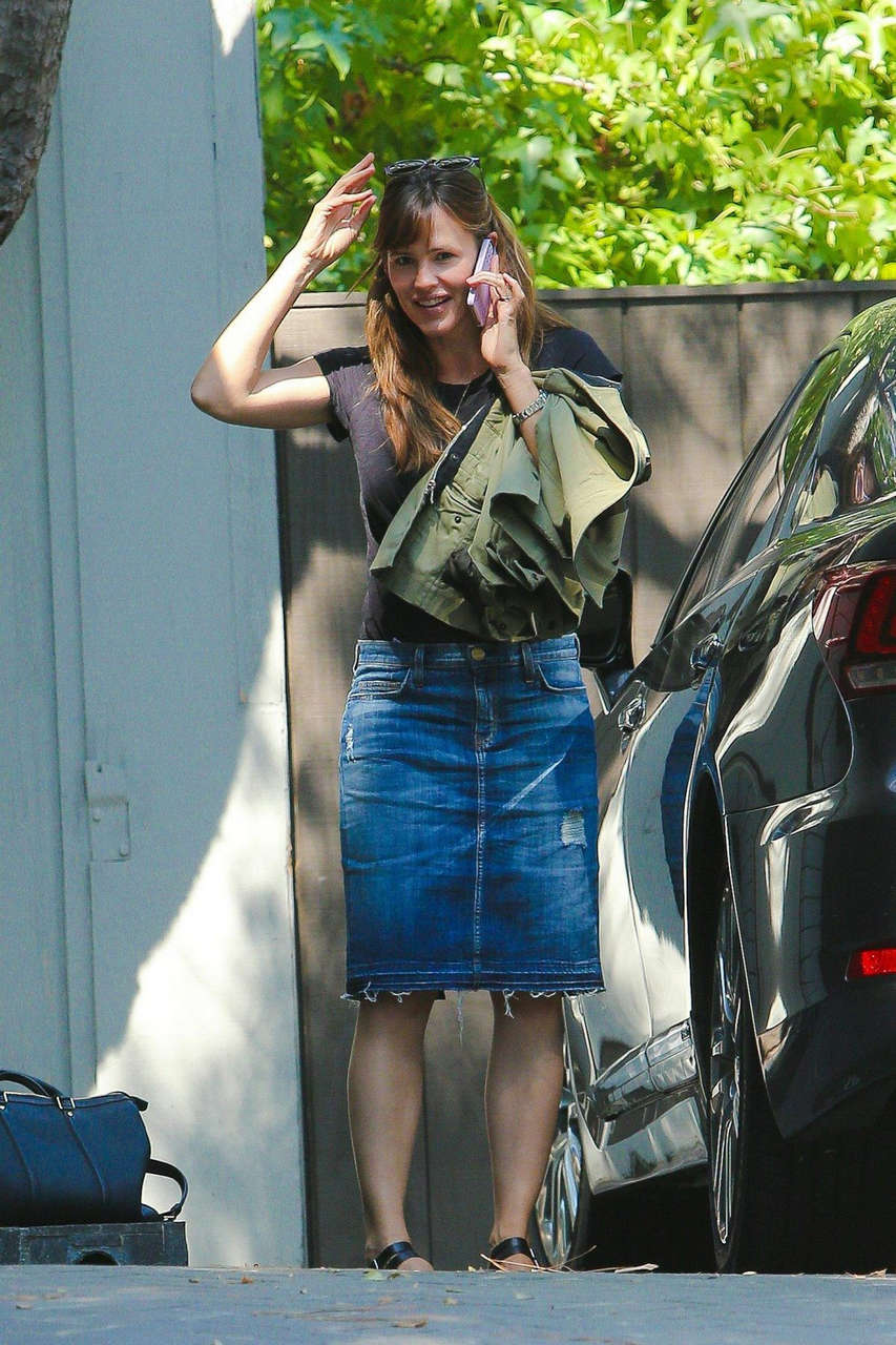 Jennifer Garner Visits Properties For Sale Around Her Neighborhood
