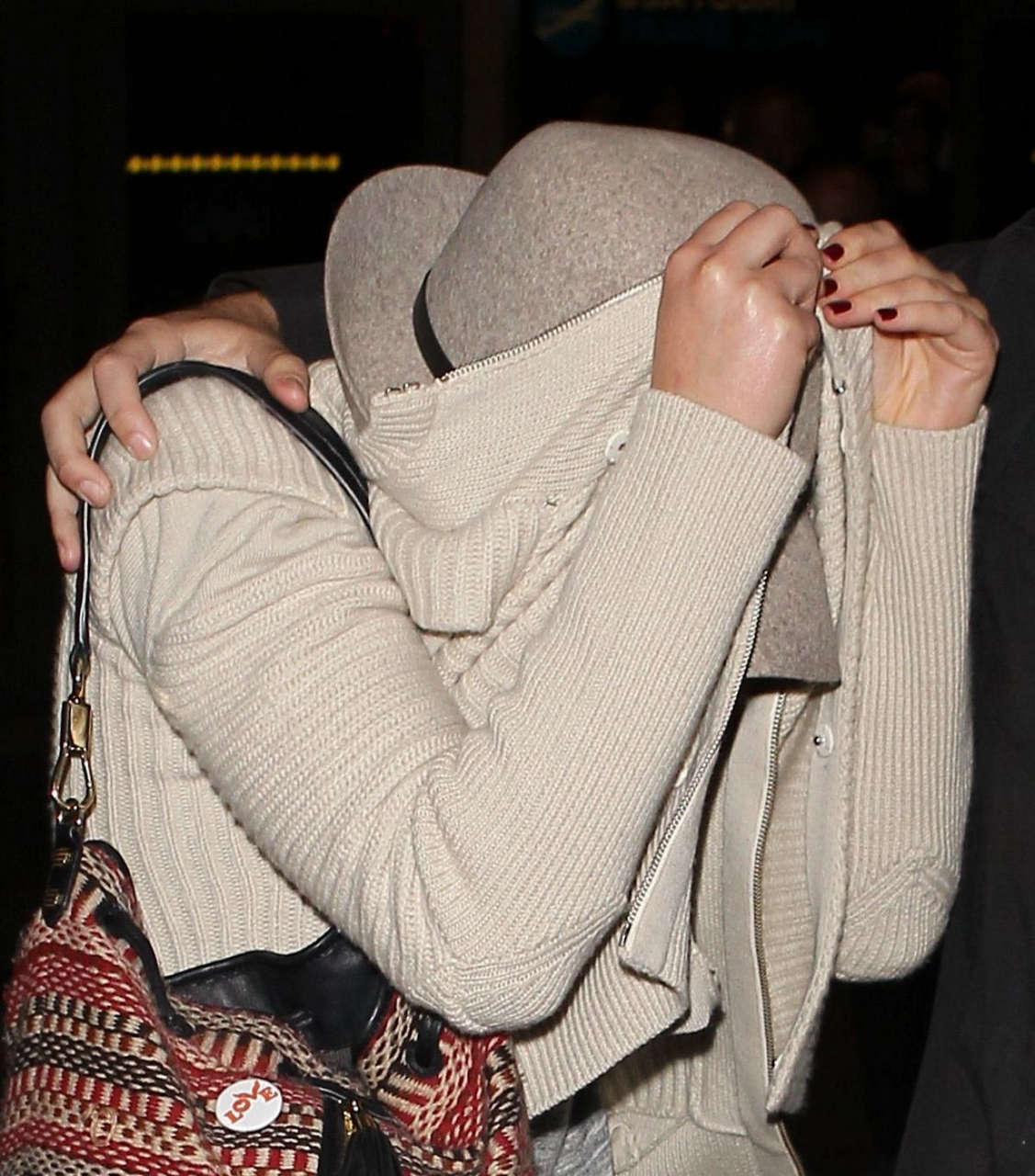 Jennifer Lawrence Hiding From Paps Lax Airport