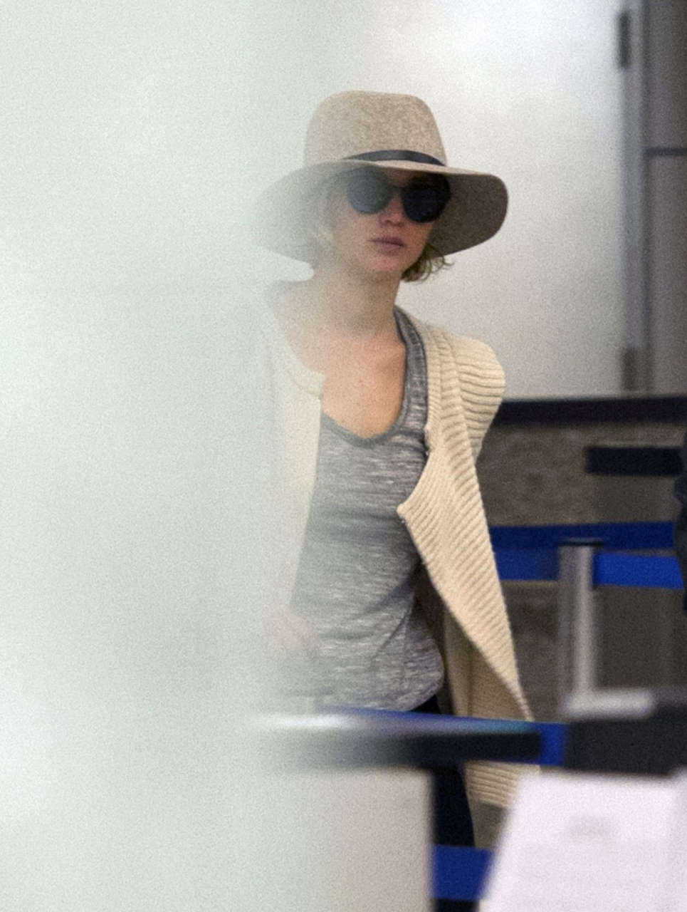 Jennifer Lawrence Hiding From Paps Lax Airport
