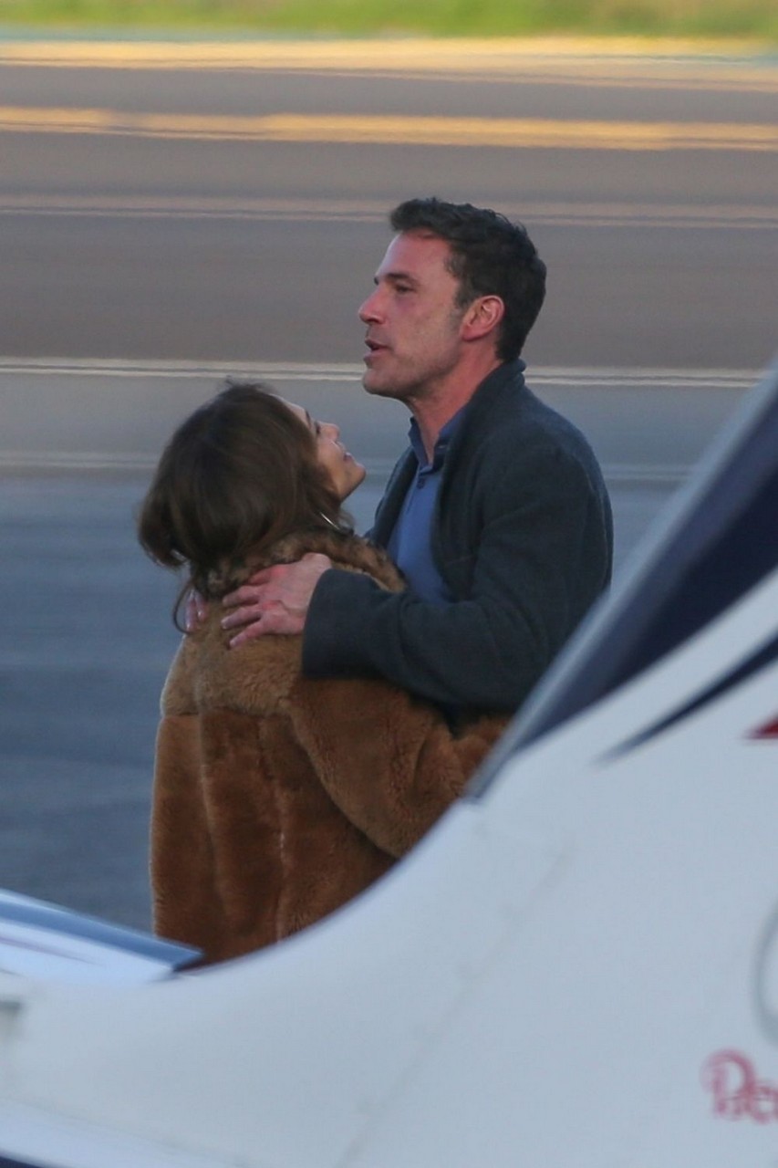 Jennifer Lopez Ben Affleck Kissing Private Airport Los Angeles
