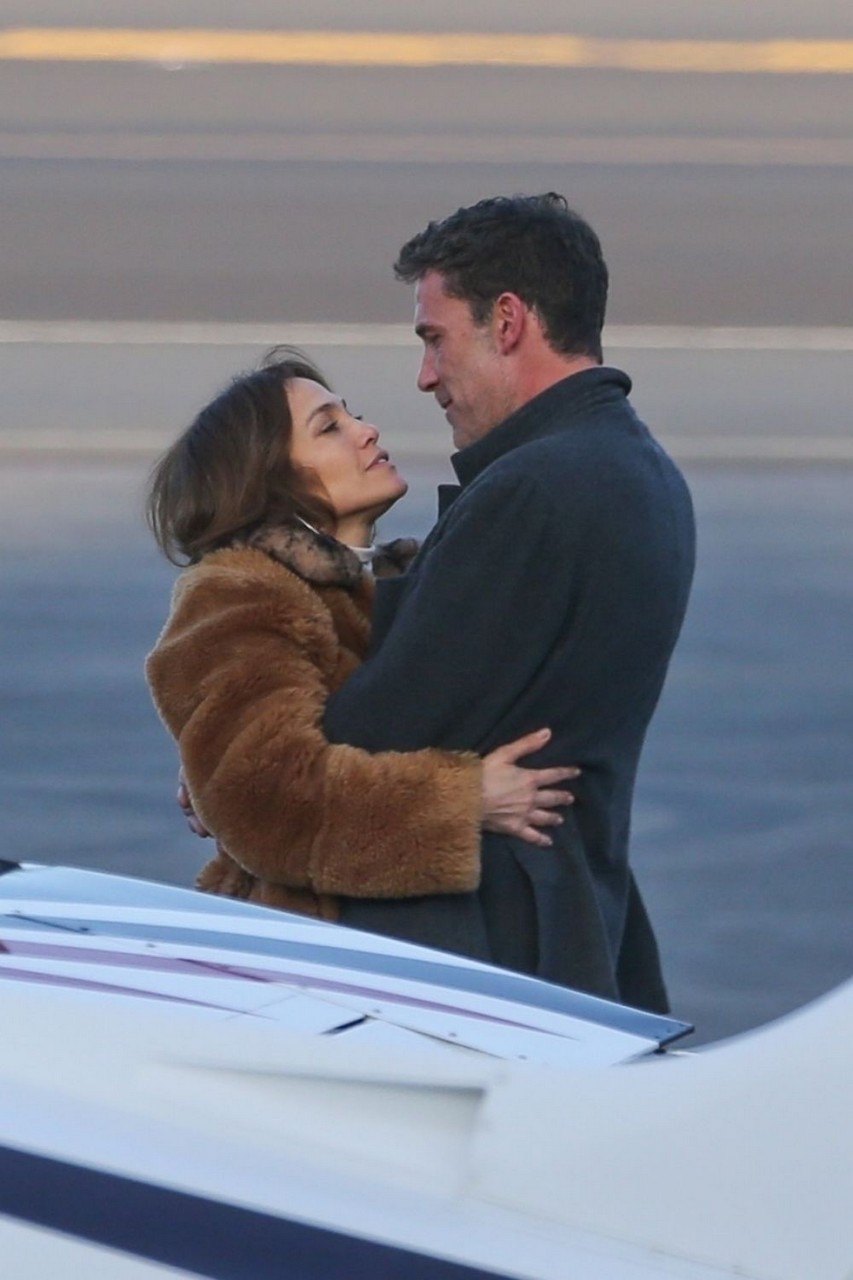 Jennifer Lopez Ben Affleck Kissing Private Airport Los Angeles