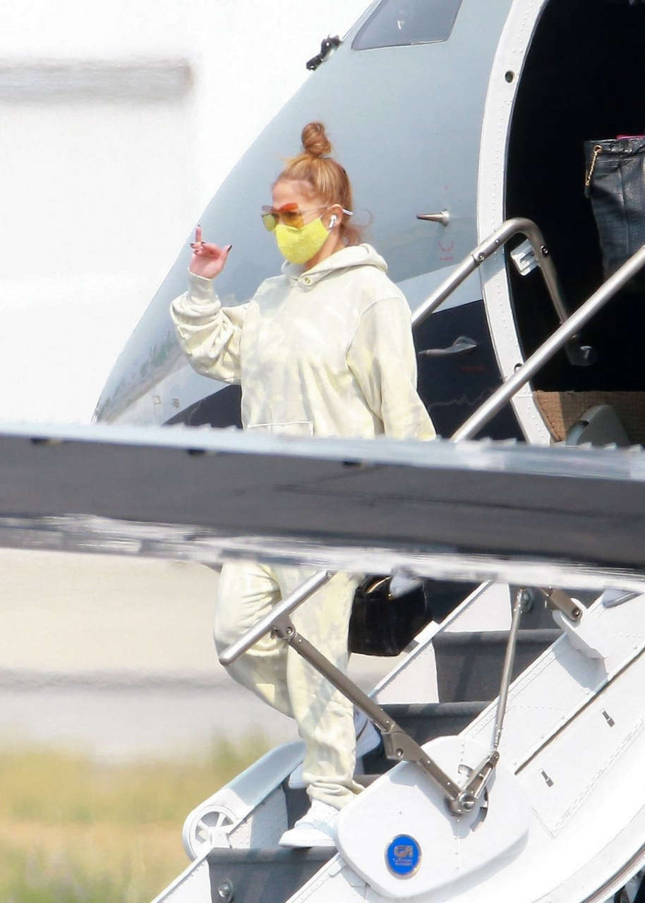 Jennifer Lopez Leaves Her Private Jet Los Angeles