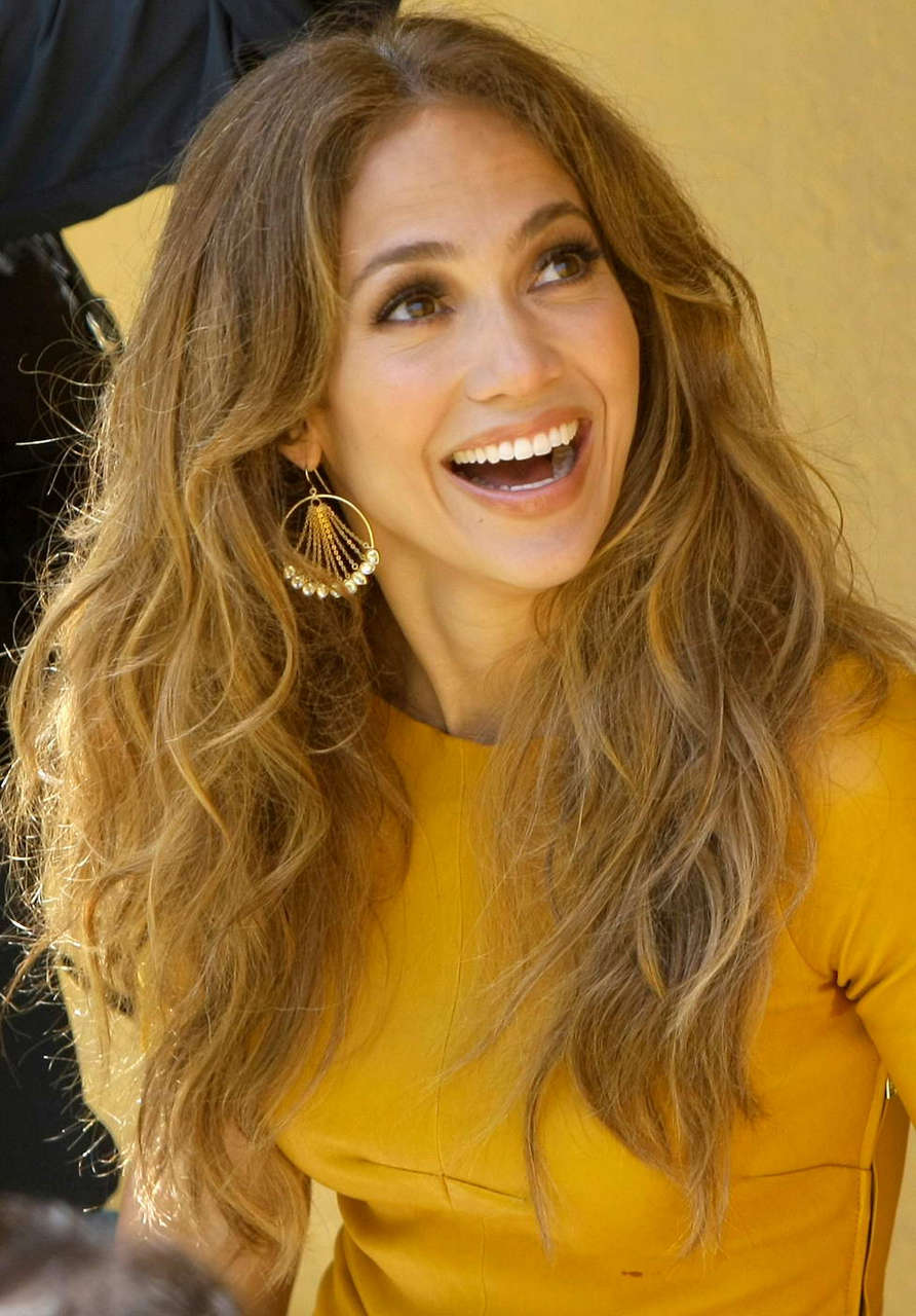Jennifer Lopez Leggy Filming Q Viva Chosen Peru
