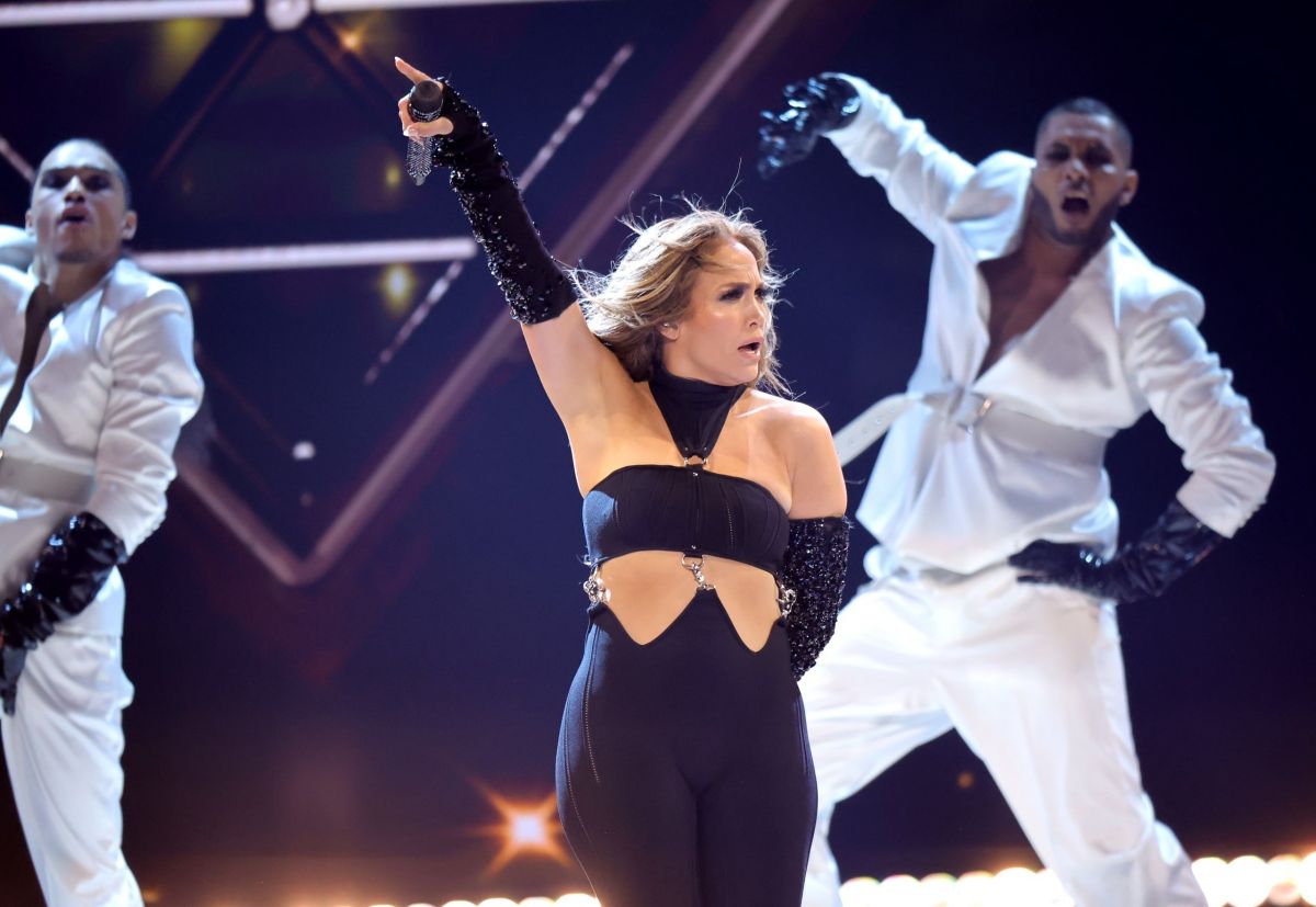Jennifer Lopez Performs Iheartradio Music Awards Los Angeles