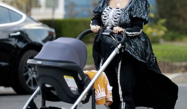 Jennifer Love Hewitt Brian Hallisay Out With Their Baby For Trick Or Treating Pacific Palisades (9 photos)