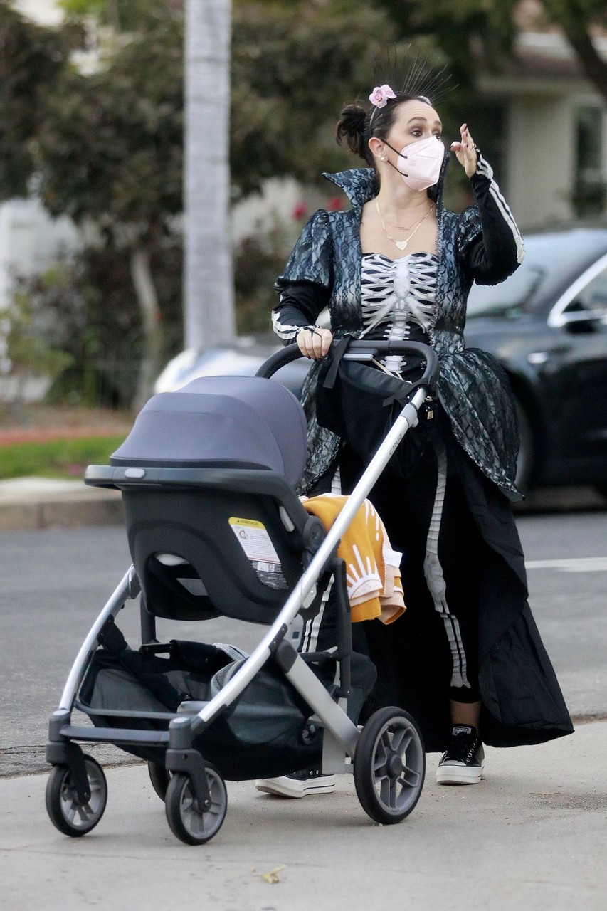 Jennifer Love Hewitt Brian Hallisay Out With Their Baby For Trick Or Treating Pacific Palisades