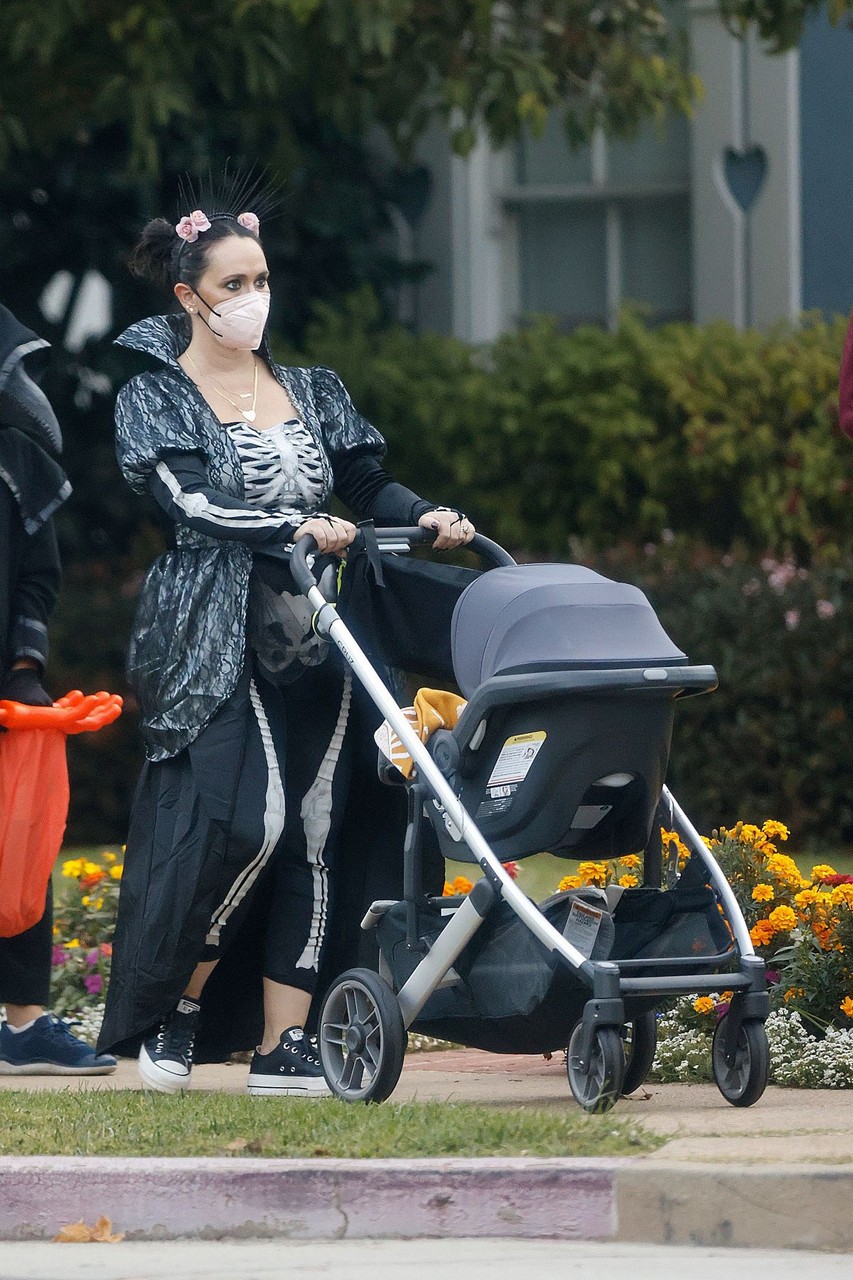 Jennifer Love Hewitt Brian Hallisay Out With Their Baby For Trick Or Treating Pacific Palisades