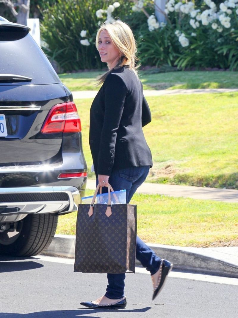 Jennifer Love Hewitt Out Shopping Los Angeles