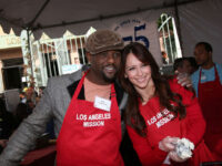 Jennifer Love Hewitt Serves Thanksgiving Dinner La Mission