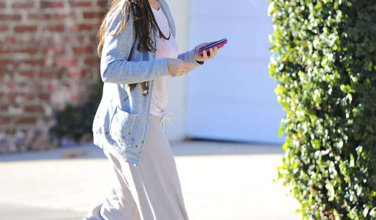 Jennifer Love Hewitt Slippers Outand About Los Angeles (9 photos)