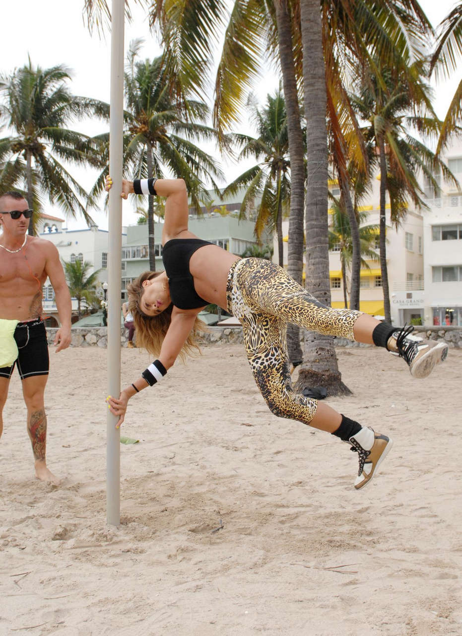 Jennifer Nicole Lee Working Out Beach Miami