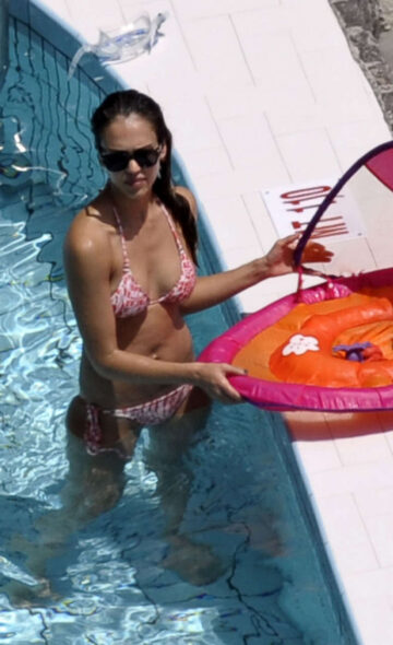 Jessica Alba Bikini Pool Italy
