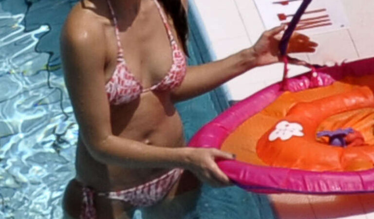 Jessica Alba Bikini Pool Italy (12 photos)