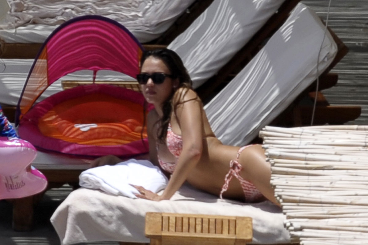 Jessica Alba Bikini Pool Italy