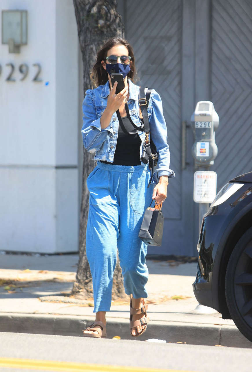 Jessica Alba Out About Los Angeles