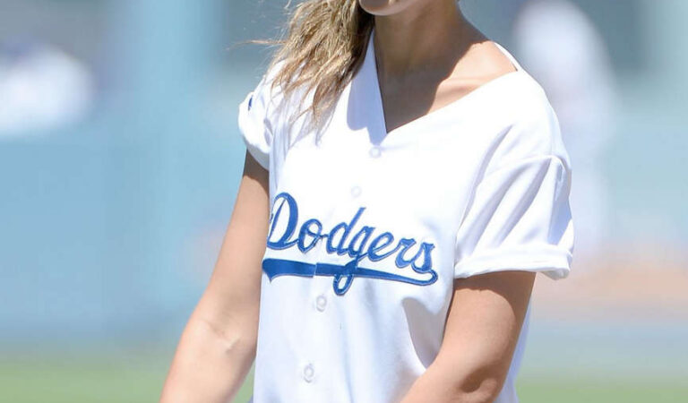 Jessica Alba Throw First Pitch Brewers Vs Dodgers Game Los Angeles (9 photos)