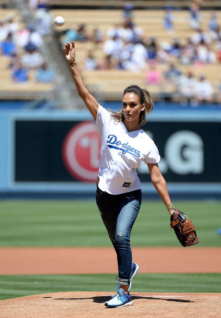 Jessica Alba Throw First Pitch Brewers Vs Dodgers Game Los Angeles