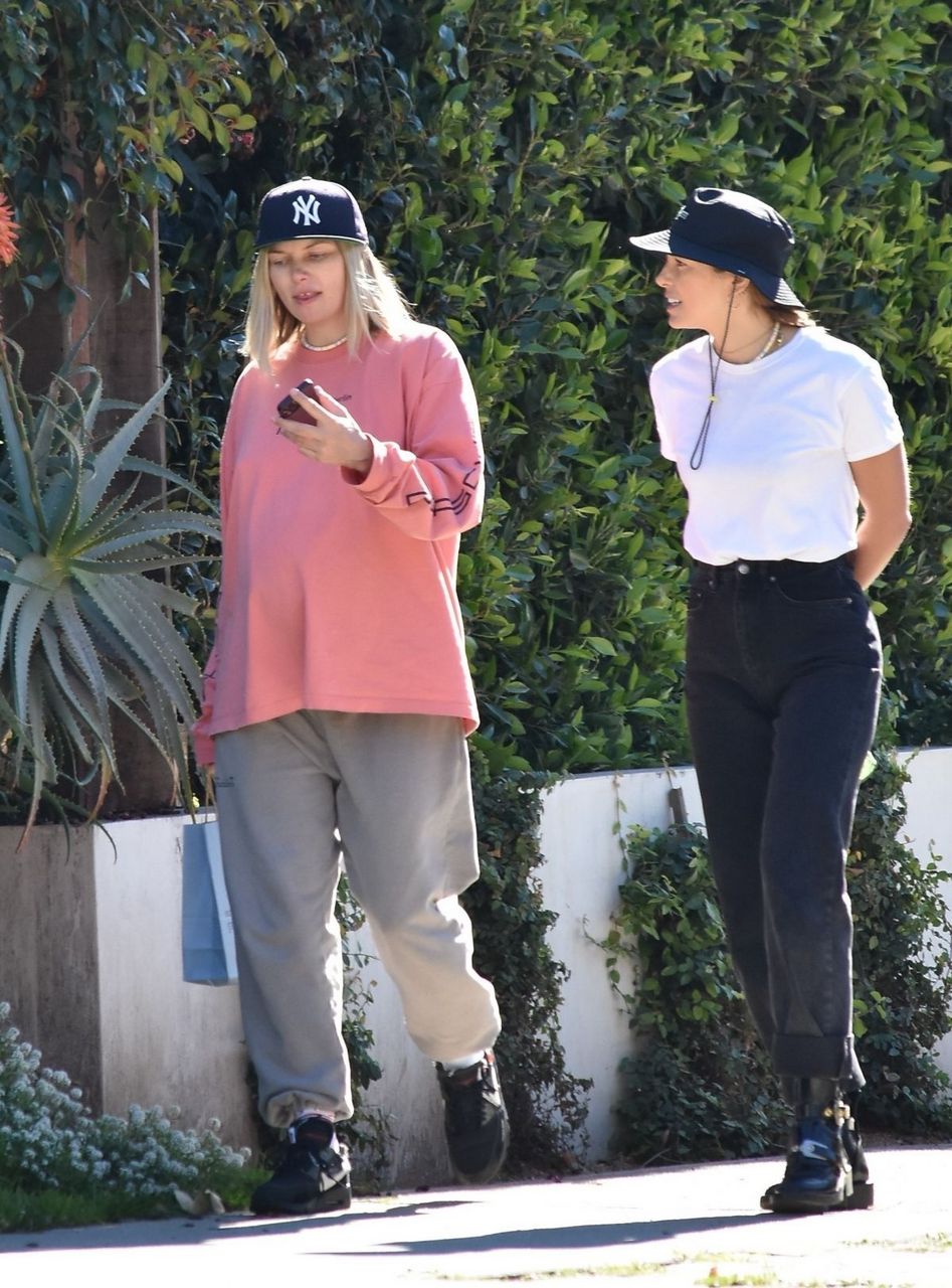 Jessica And Ashley Hart Out Hiking Los Feliz
