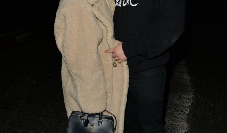 Jessica Hayes Kissing Mystery Man Out London (7 photos)