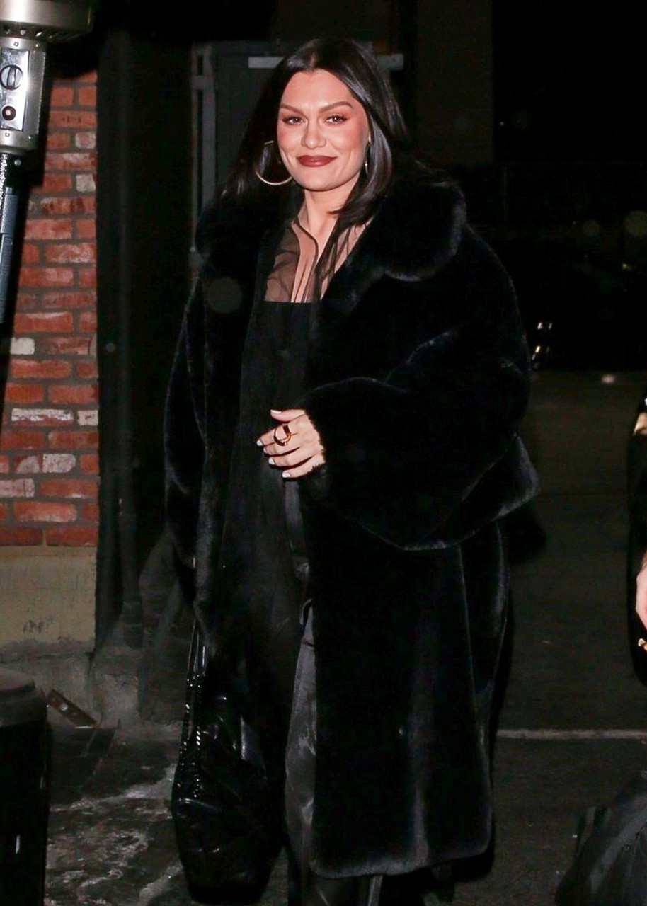Jessie J Out For Dinner With Friends Los Angeles