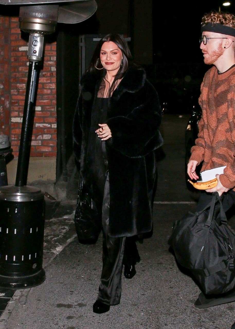 Jessie J Out For Dinner With Friends Los Angeles