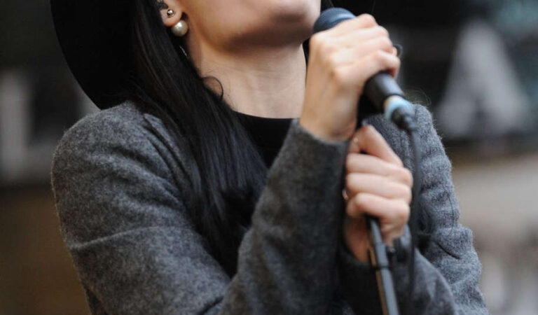 Jessie J Performs For Transmitter Tv Stables London (21 photos)