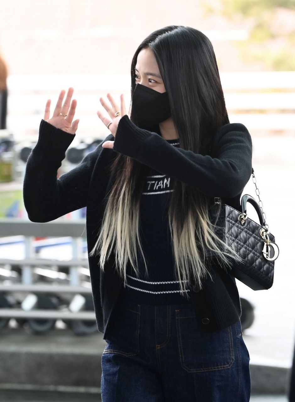 Jisoo Arrives Incheon International Airport