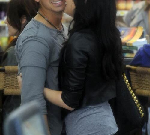 Joe Jonas And Demi Lovato (1 photo)