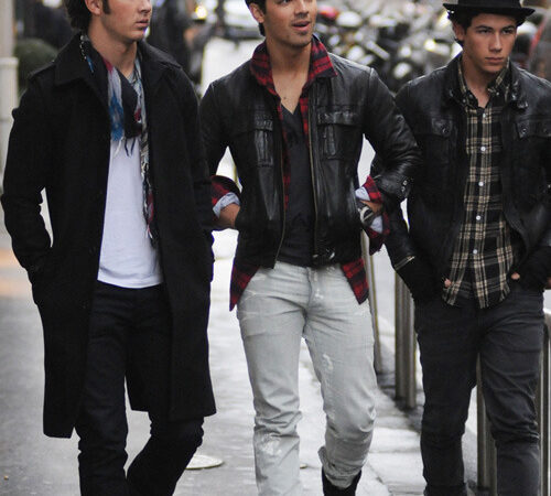 Jonas Brothers (2 photos)