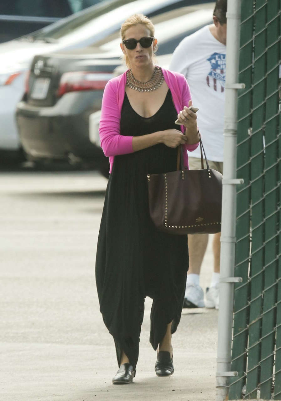 Julia Roberts Out About Los Angeles